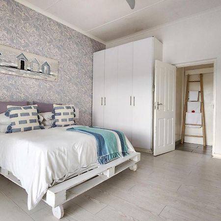 Blue'S Guest House - East London Bonza Bay ภายนอก รูปภาพ