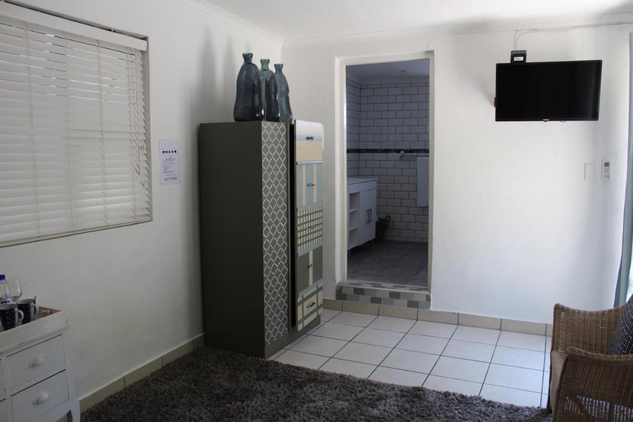 Blue'S Guest House - East London Bonza Bay ภายนอก รูปภาพ
