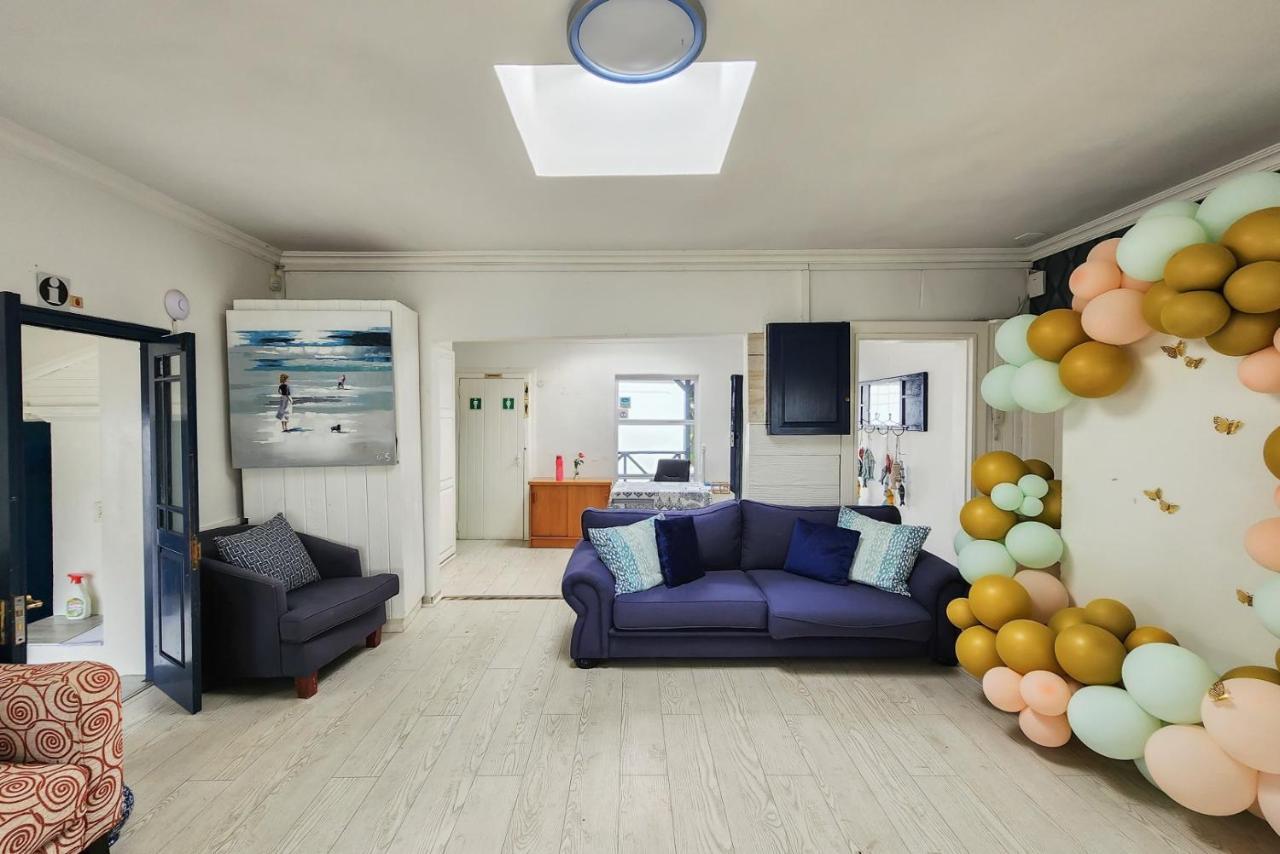 Blue'S Guest House - East London Bonza Bay ภายนอก รูปภาพ