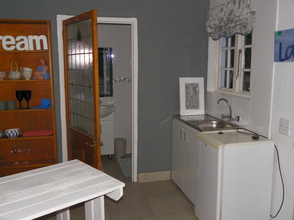 Blue'S Guest House - East London Bonza Bay ภายนอก รูปภาพ