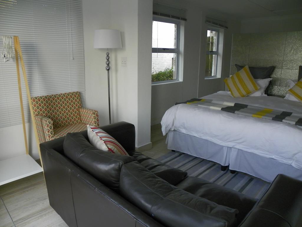 Blue'S Guest House - East London Bonza Bay ภายนอก รูปภาพ