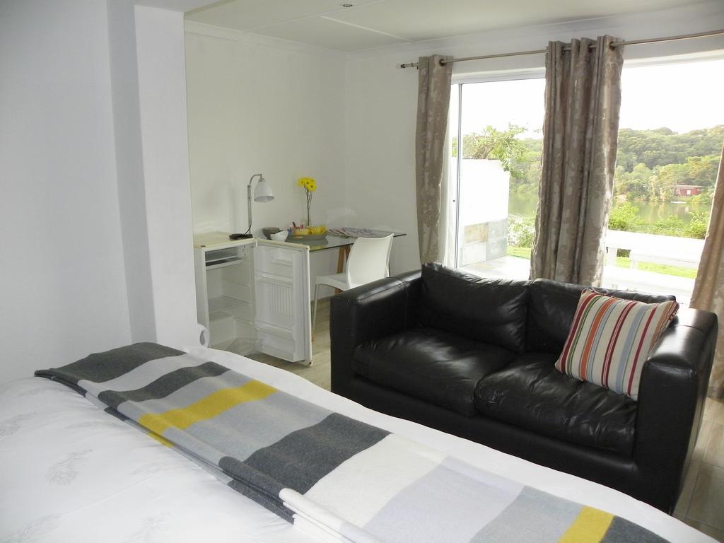 Blue'S Guest House - East London Bonza Bay ภายนอก รูปภาพ