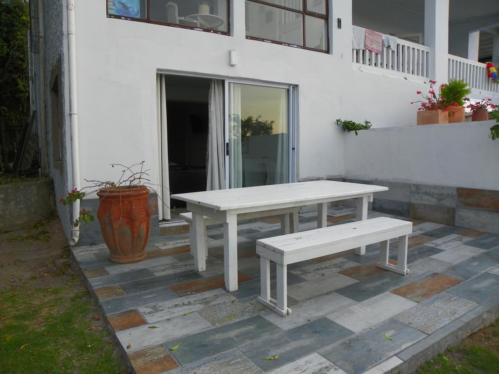 Blue'S Guest House - East London Bonza Bay ภายนอก รูปภาพ