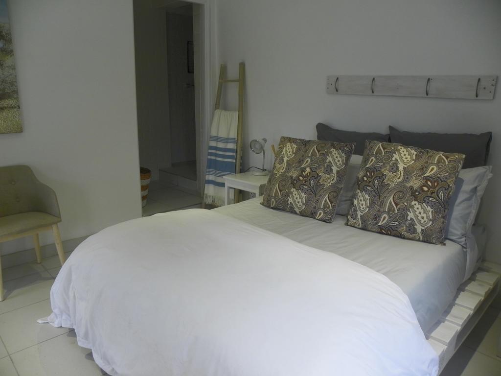 Blue'S Guest House - East London Bonza Bay ภายนอก รูปภาพ