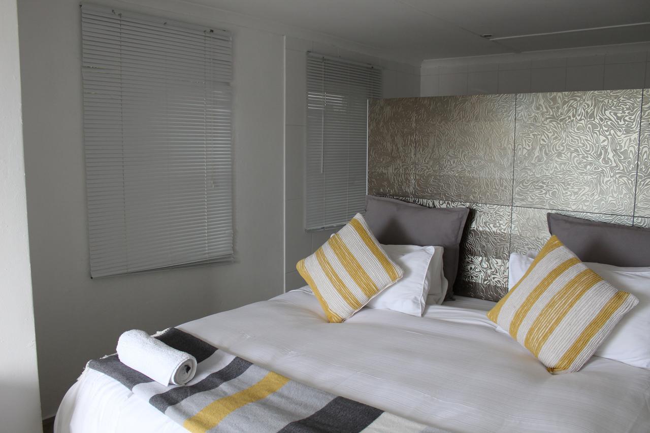 Blue'S Guest House - East London Bonza Bay ภายนอก รูปภาพ