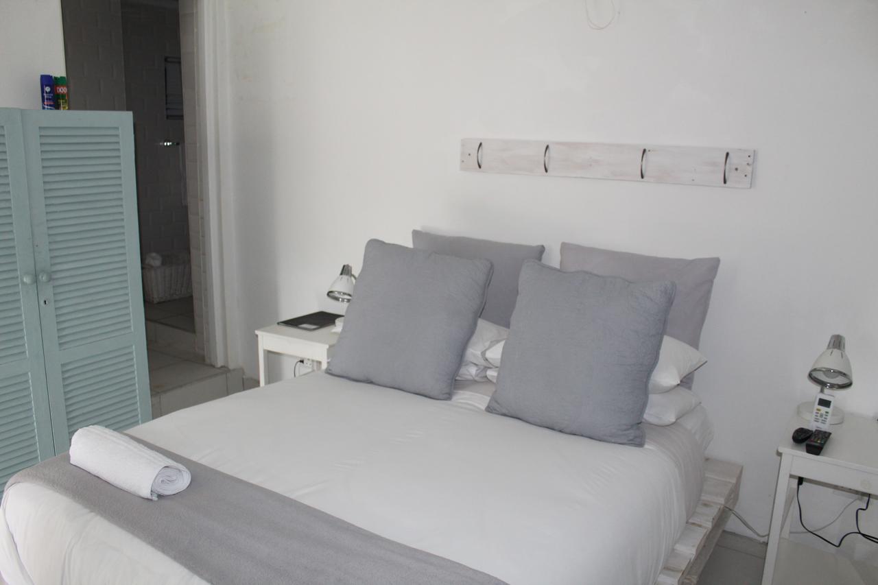 Blue'S Guest House - East London Bonza Bay ภายนอก รูปภาพ