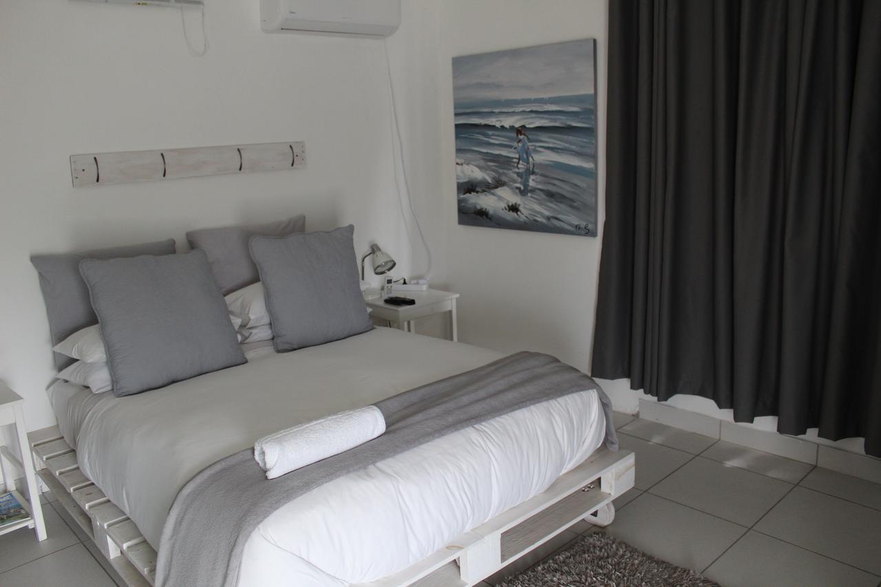 Blue'S Guest House - East London Bonza Bay ภายนอก รูปภาพ