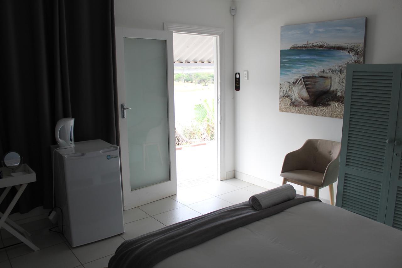 Blue'S Guest House - East London Bonza Bay ภายนอก รูปภาพ