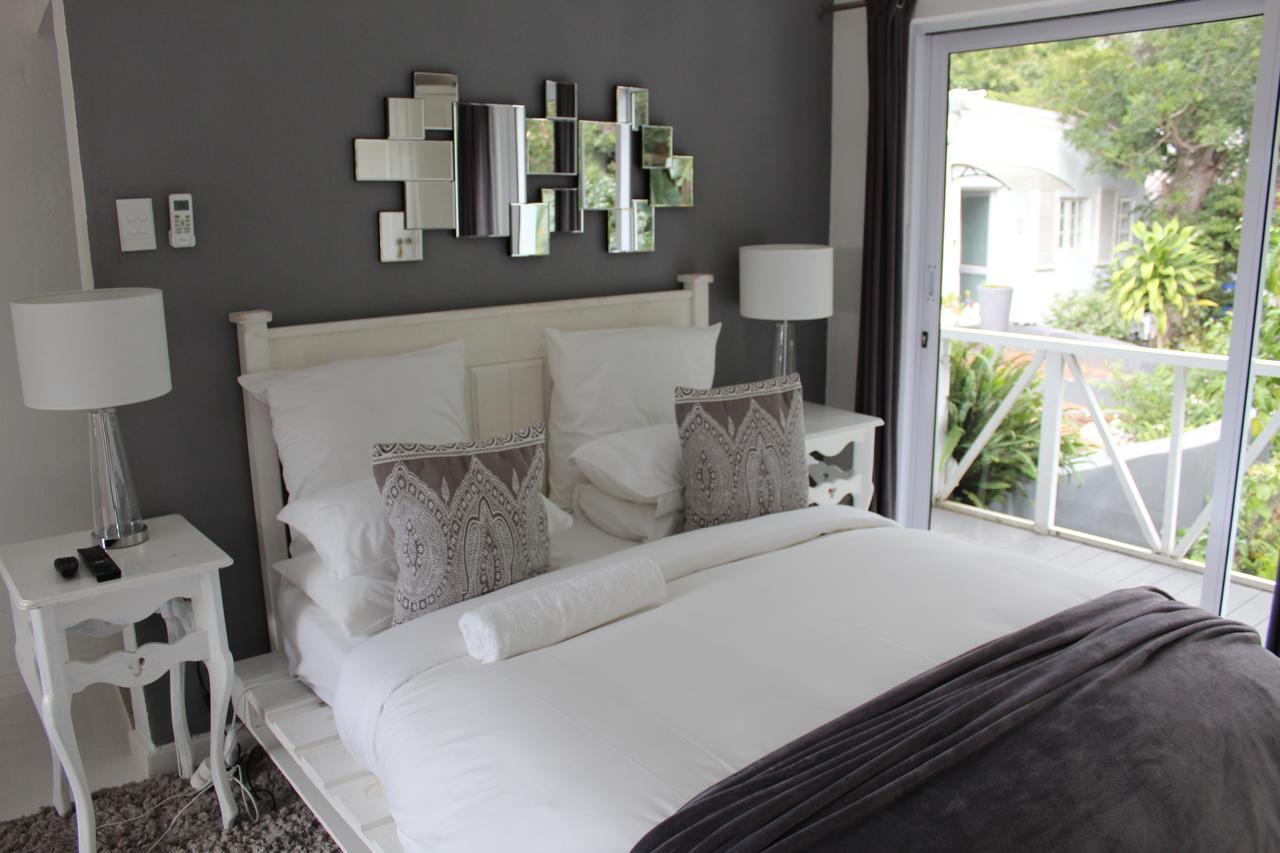 Blue'S Guest House - East London Bonza Bay ภายนอก รูปภาพ