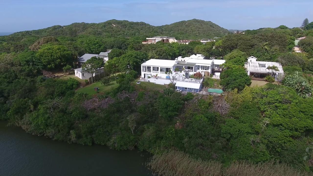 Blue'S Guest House - East London Bonza Bay ภายนอก รูปภาพ