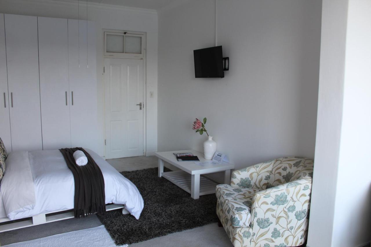 Blue'S Guest House - East London Bonza Bay ภายนอก รูปภาพ