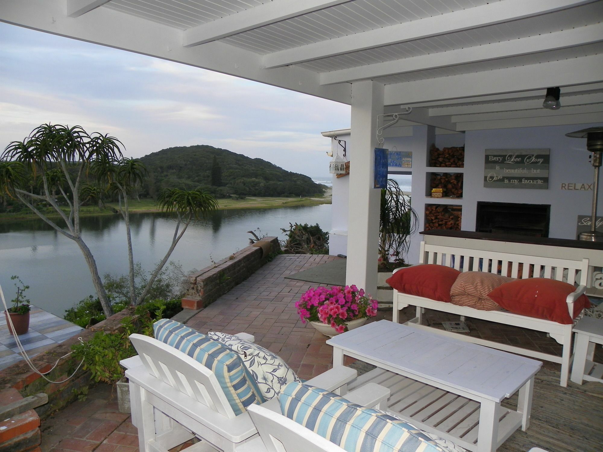 Blue'S Guest House - East London Bonza Bay ภายนอก รูปภาพ
