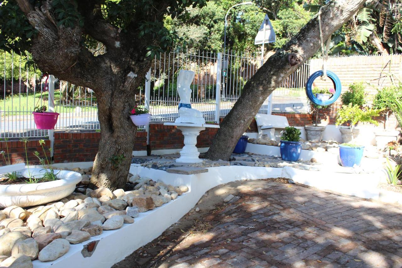 Blue'S Guest House - East London Bonza Bay ภายนอก รูปภาพ