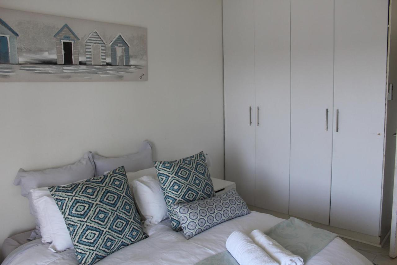 Blue'S Guest House - East London Bonza Bay ภายนอก รูปภาพ